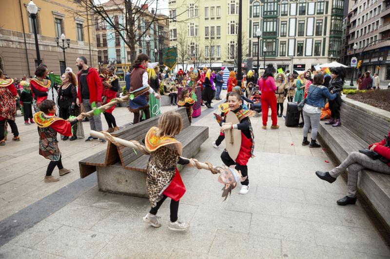Centenares de niños han desfilado por el centro de Gijón en un colorido pasacalles.