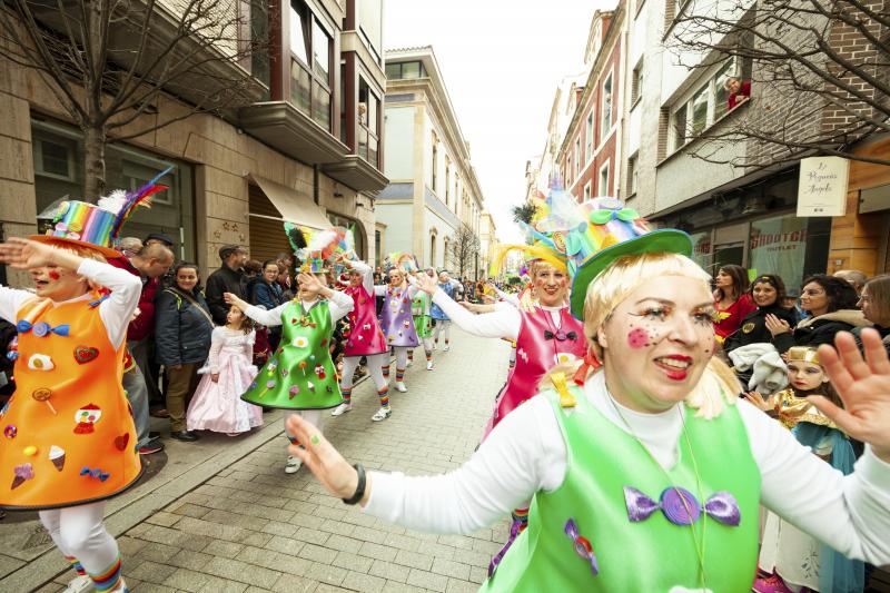 Centenares de niños han desfilado por el centro de Gijón en un colorido pasacalles.