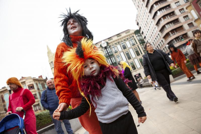 Centenares de niños han desfilado por el centro de Gijón en un colorido pasacalles.