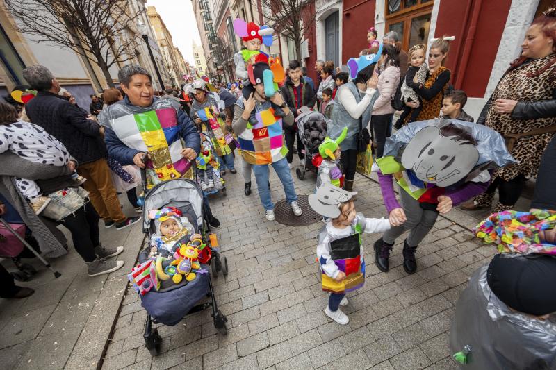 Centenares de niños han desfilado por el centro de Gijón en un colorido pasacalles.