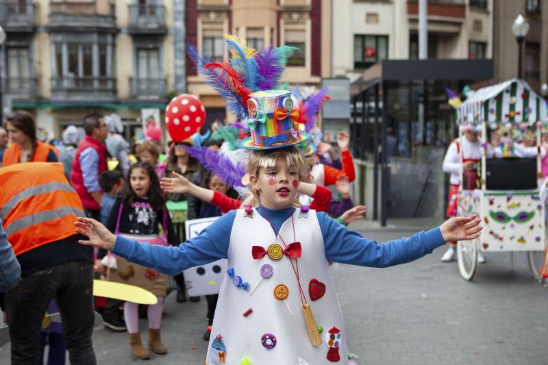 Centenares de niños han desfilado por el centro de Gijón en un colorido pasacalles.