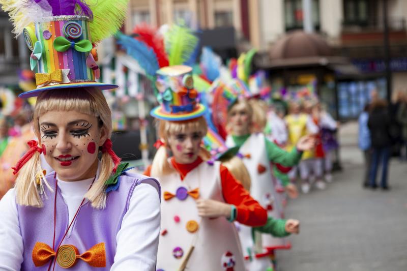 Centenares de niños han desfilado por el centro de Gijón en un colorido pasacalles.
