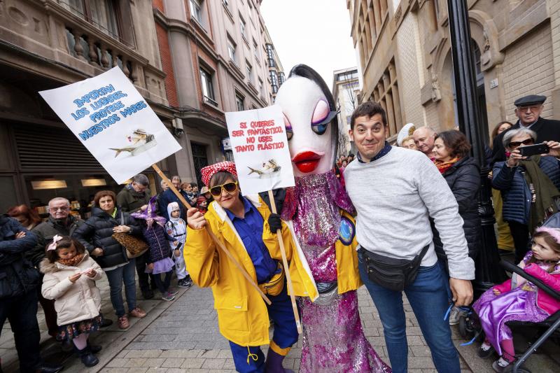 Centenares de niños han desfilado por el centro de Gijón en un colorido pasacalles.