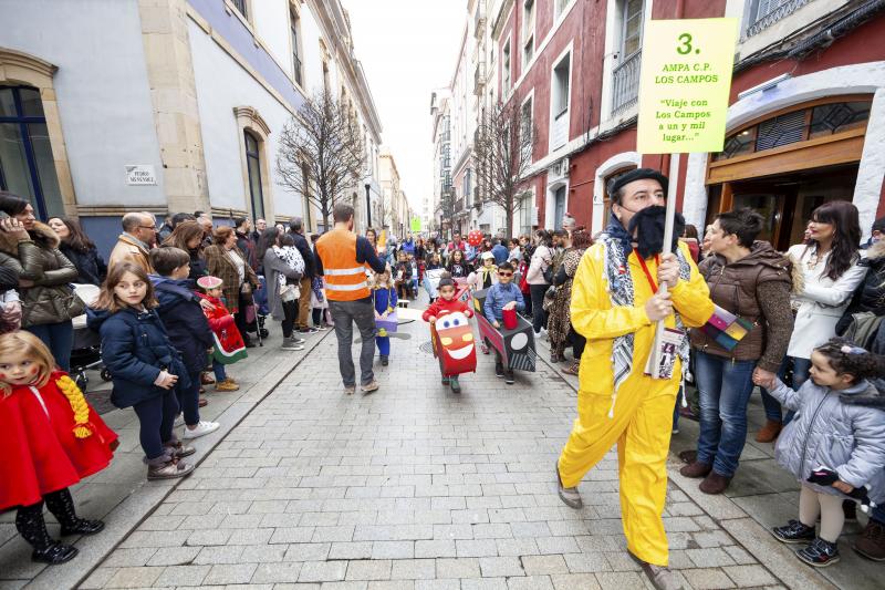 Centenares de niños han desfilado por el centro de Gijón en un colorido pasacalles.