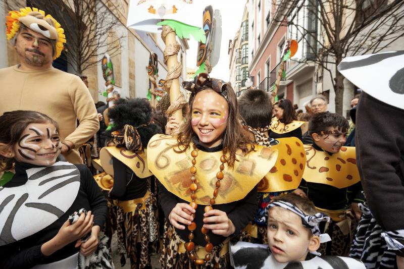 Centenares de niños han desfilado por el centro de Gijón en un colorido pasacalles.