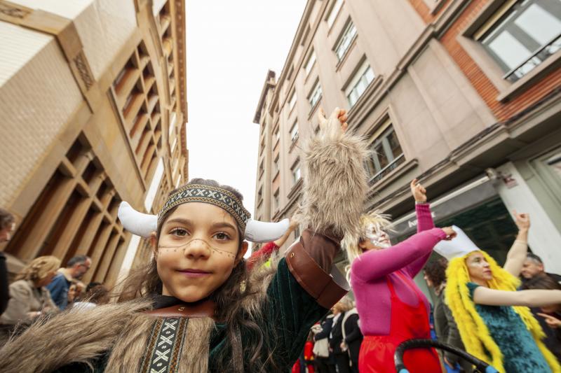 Centenares de niños han desfilado por el centro de Gijón en un colorido pasacalles.