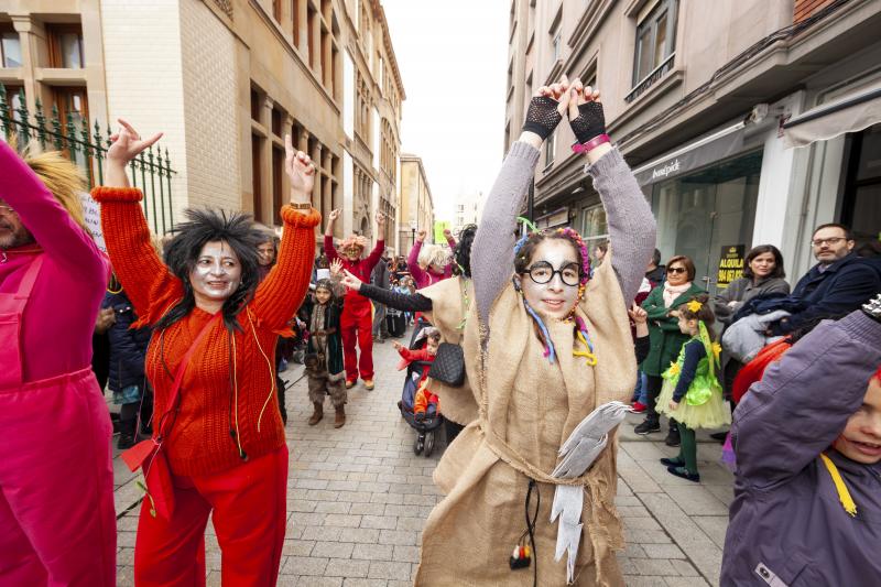 Centenares de niños han desfilado por el centro de Gijón en un colorido pasacalles.