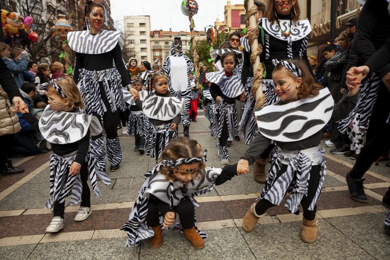 Centenares de niños han desfilado por el centro de Gijón en un colorido pasacalles.