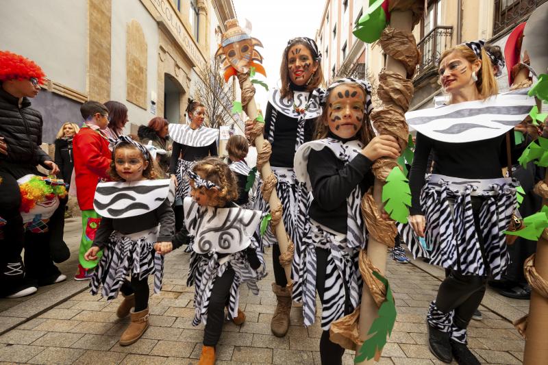 Centenares de niños han desfilado por el centro de Gijón en un colorido pasacalles.