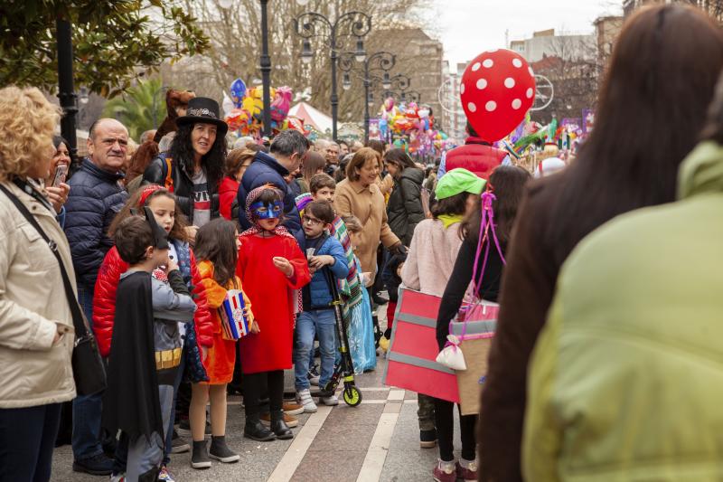 Centenares de niños han desfilado por el centro de Gijón en un colorido pasacalles.