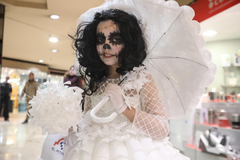 La novia reciclada, con un traje realizado con vasos, platos y cucharitas de plástico. 