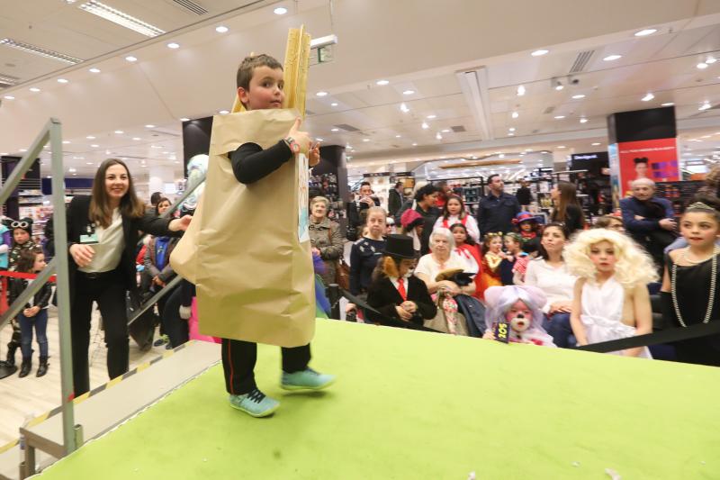 El Corte Inglés fue otro de los puntos neurálgicos de la jornada del lunes del antroxu avilesino. 