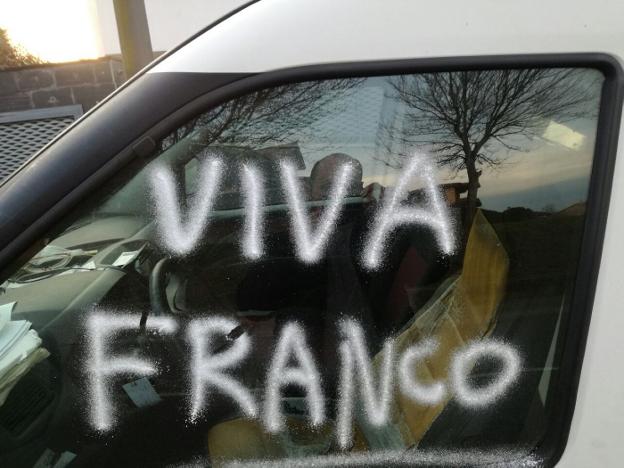 Pintan el coche de uno de los candidatos de Somos Siero