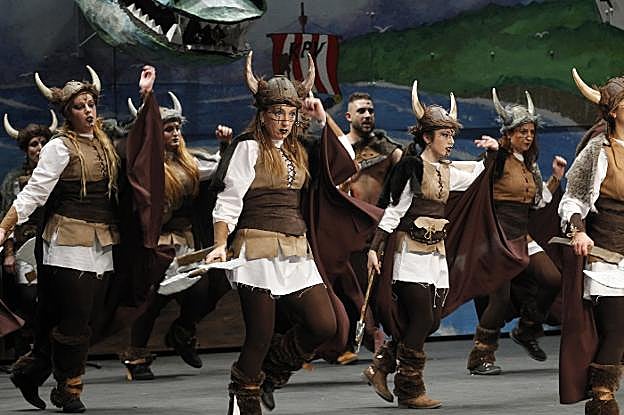 La charanga Kop'a Vino se subió a las tablas dispuesta a no dejar títere sin cabeza. 