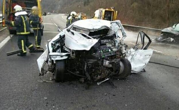 El coche del kamikaze que causó las dos muertes en Lena.