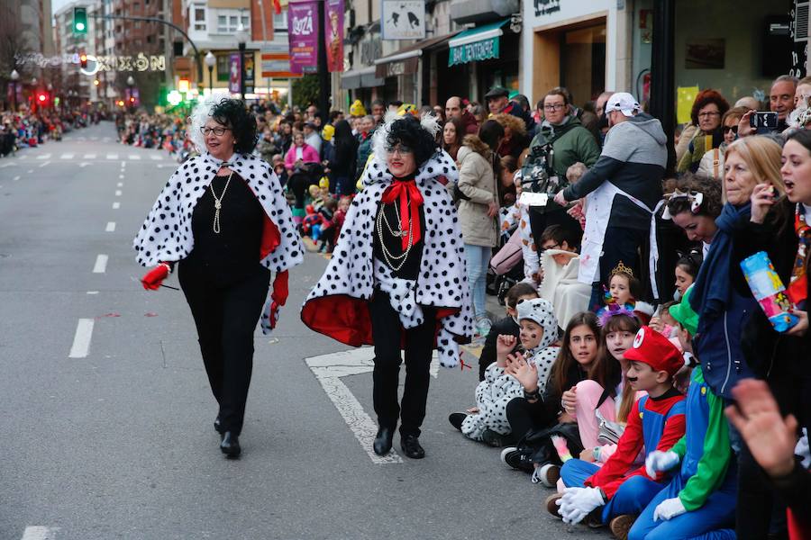 El desfile de carrozas y charangas llenan de color las calles de la ciudad.