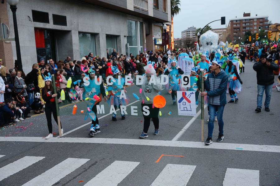 El desfile de carrozas y charangas llenan de color las calles de la ciudad.