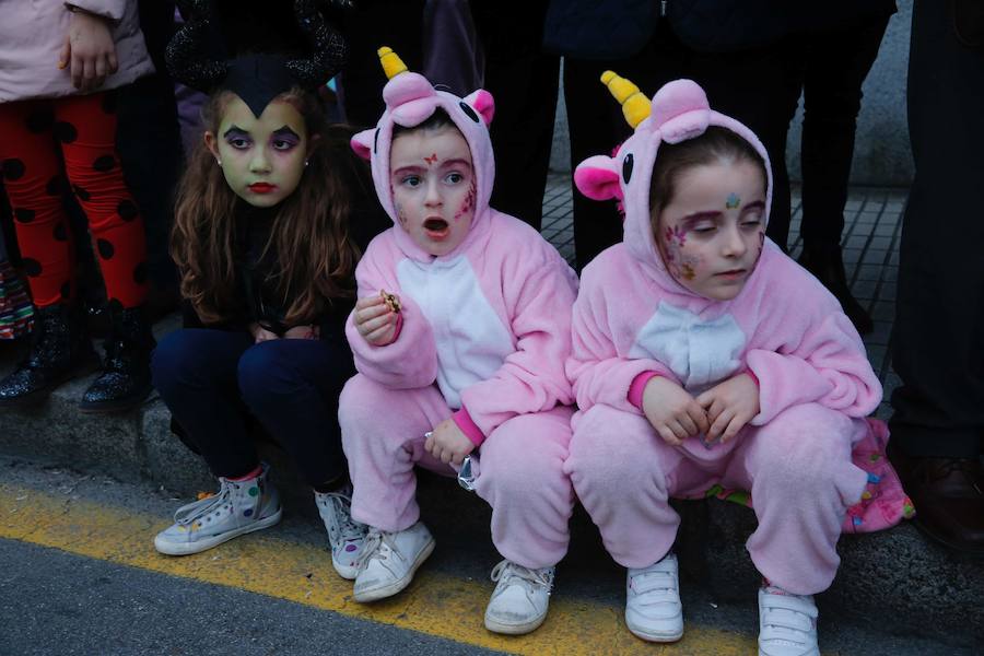 El desfile de carrozas y charangas llenan de color las calles de la ciudad.