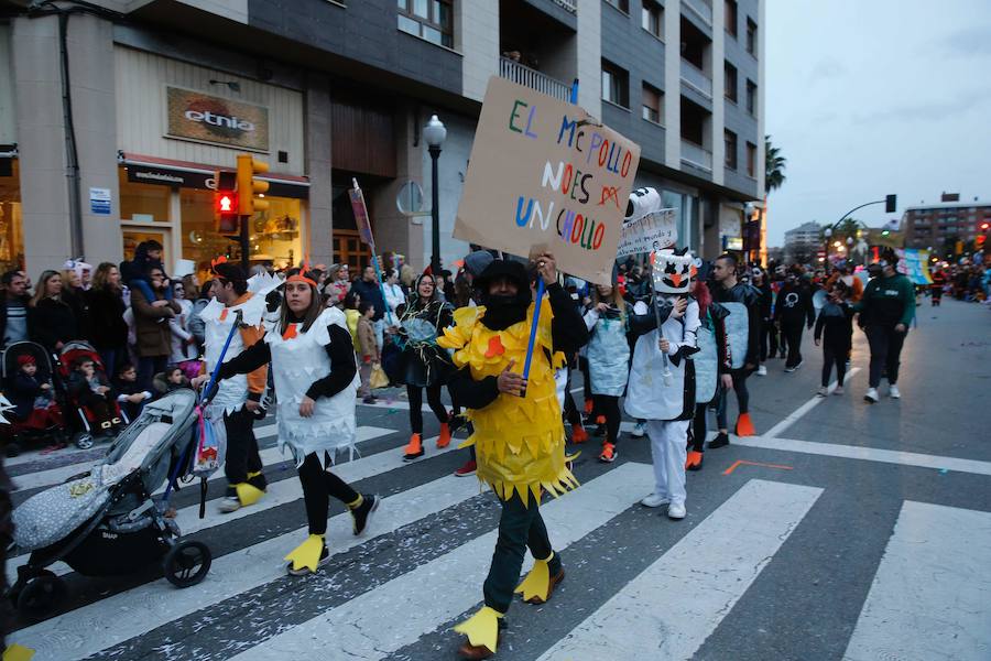 El desfile de carrozas y charangas llenan de color las calles de la ciudad.