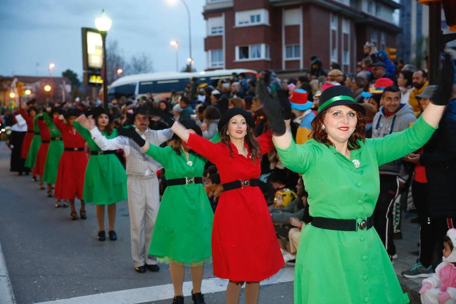 El desfile de carrozas y charangas llenan de color las calles de la ciudad.