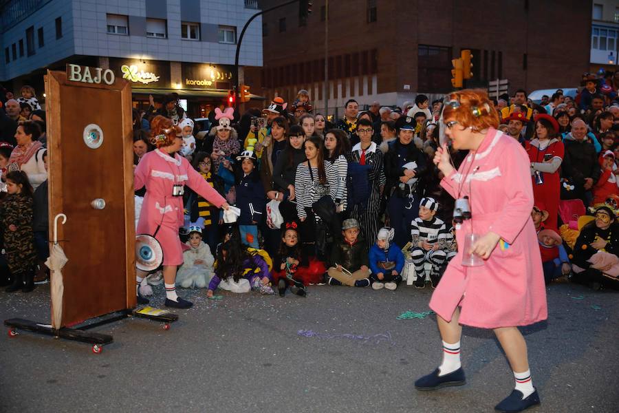 El desfile de carrozas y charangas llenan de color las calles de la ciudad.