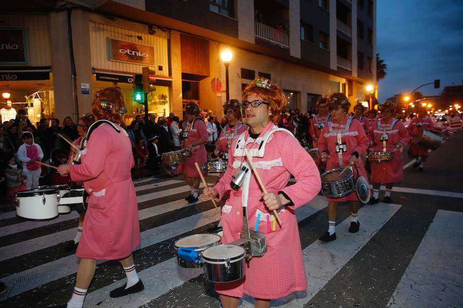 El desfile de carrozas y charangas llenan de color las calles de la ciudad.