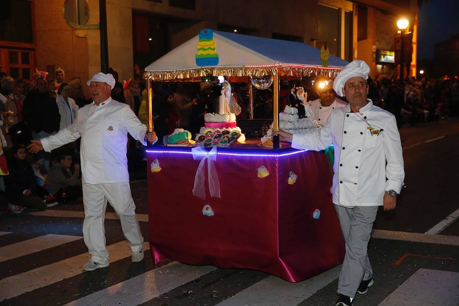 El desfile de carrozas y charangas llenan de color las calles de la ciudad.