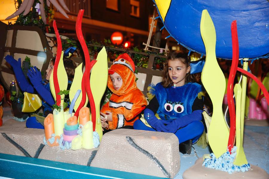 El desfile de carrozas y charangas llenan de color las calles de la ciudad.