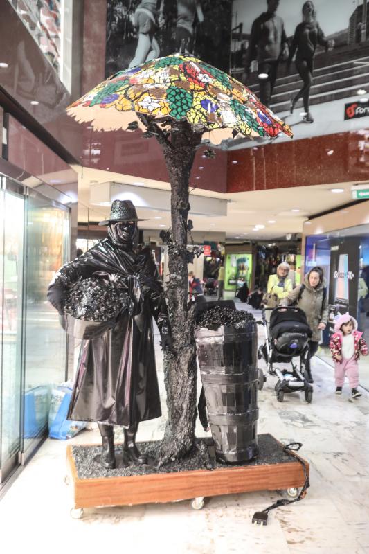 La nostalagia se impone en el concurso de disfraces del centro comercial El Atrio, donde triunfaron el Viaje a los años 60, Los jubilados de Versalles y Super Mario Kart.