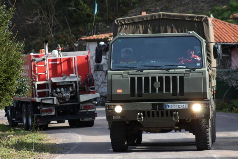 Fotos: Así trabaja la UME en el incendio de Llordón, en Cangas de Onís