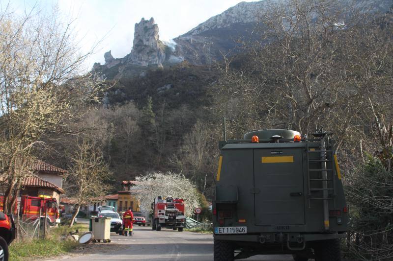 Fotos: Así trabaja la UME en el incendio de Llordón, en Cangas de Onís