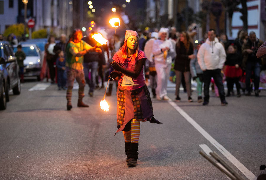 No faltaron en el desfile de Llanera las plañideras que lloraban la muerte de la Sardina antroxera tras unos intesos días de alegría, música y color.