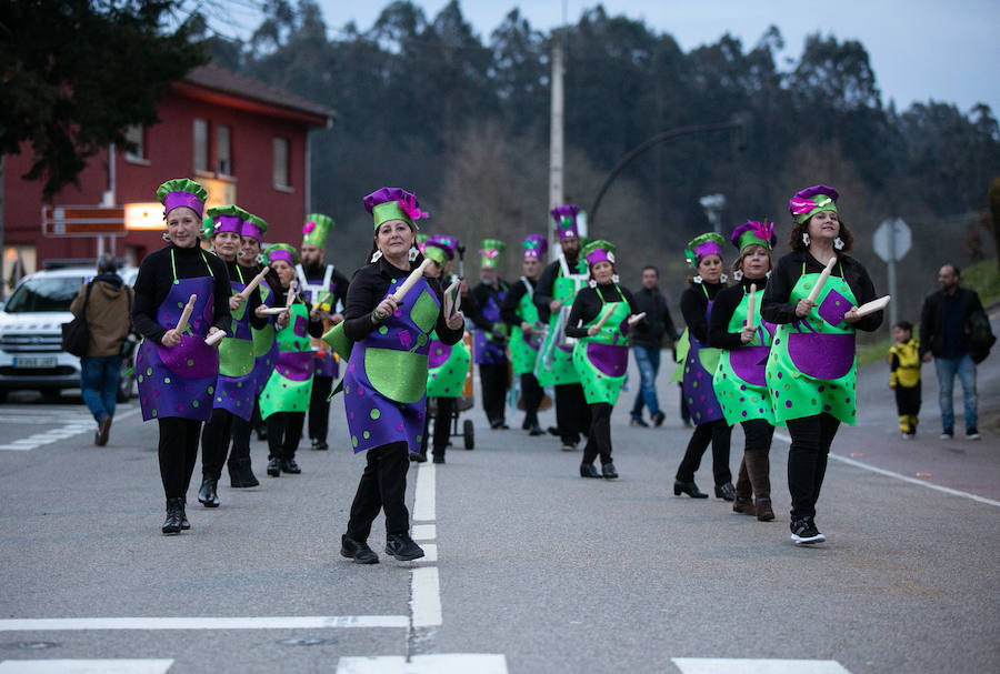 No faltaron en el desfile de Llanera las plañideras que lloraban la muerte de la Sardina antroxera tras unos intesos días de alegría, música y color.