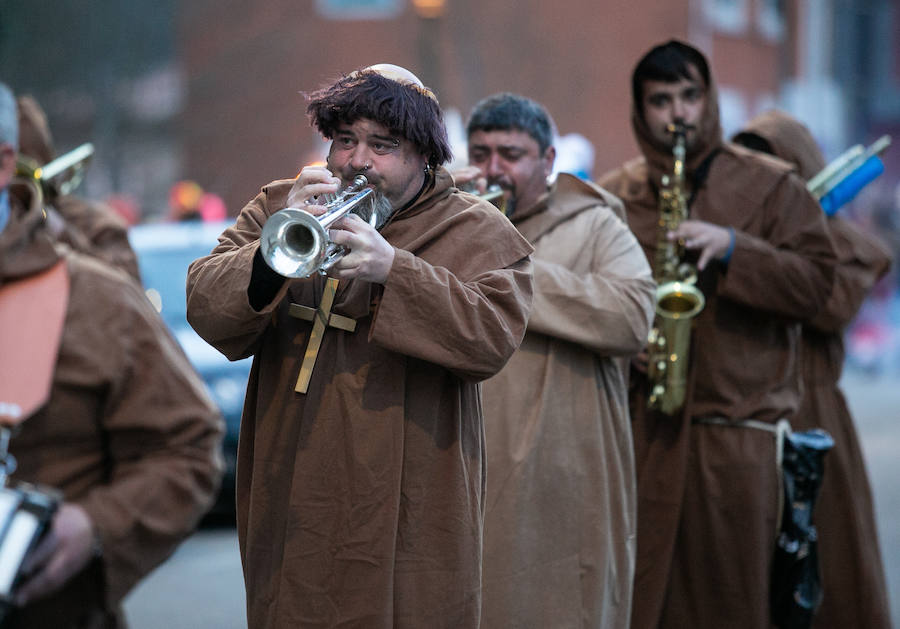 No faltaron en el desfile de Llanera las plañideras que lloraban la muerte de la Sardina antroxera tras unos intesos días de alegría, música y color.