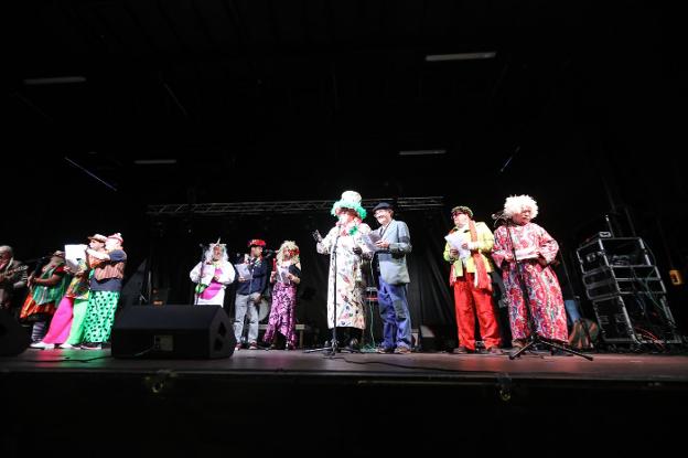 La orquestina La Pecera, ganadora del concurso celebrado en la plaza de Carlos Lobo, durante su actuación. 