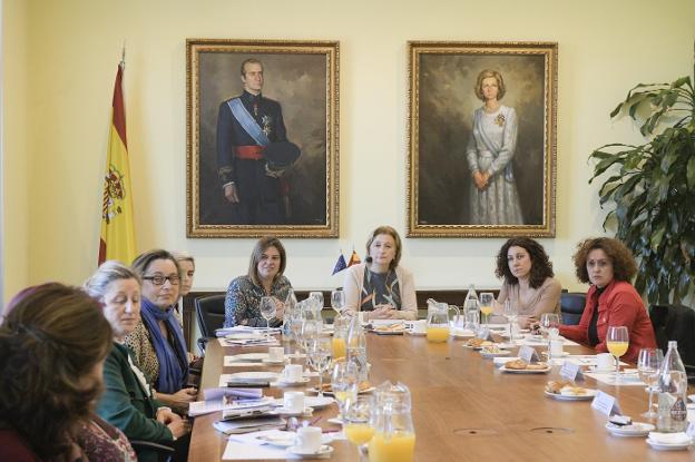 Delia Losa, delegada del Gobierno, con representantes de dieciesiete colectivos de mujeres. 