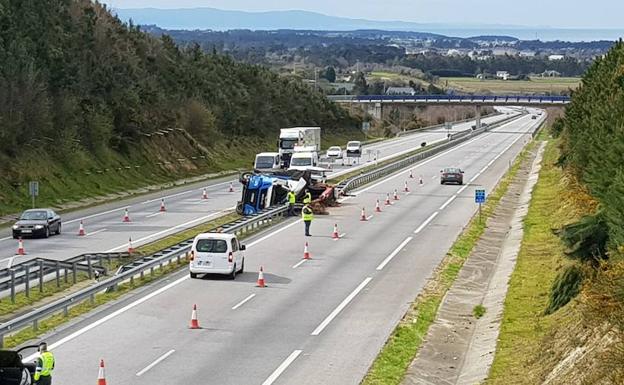 Dos heridos por el vuelco de un camión en Coaña