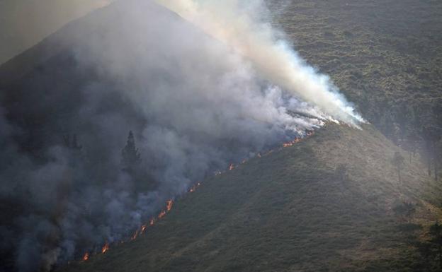 Imagen. Las llamas también devoraron, durante horas, la falda de la sierra del Cuera más próxima a la localidad de La Pereda.