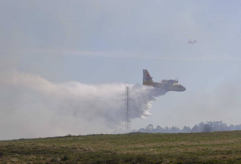 Un helicóptero del SEPA localizó a un incendiario quemando varios puntos del monte del concejo.