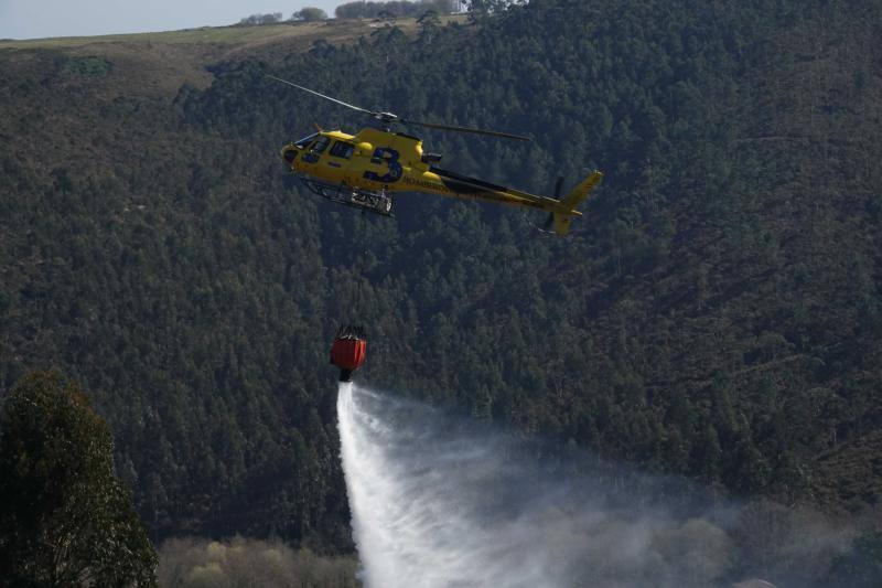 Un helicóptero del SEPA localizó a un incendiario quemando varios puntos del monte del concejo.