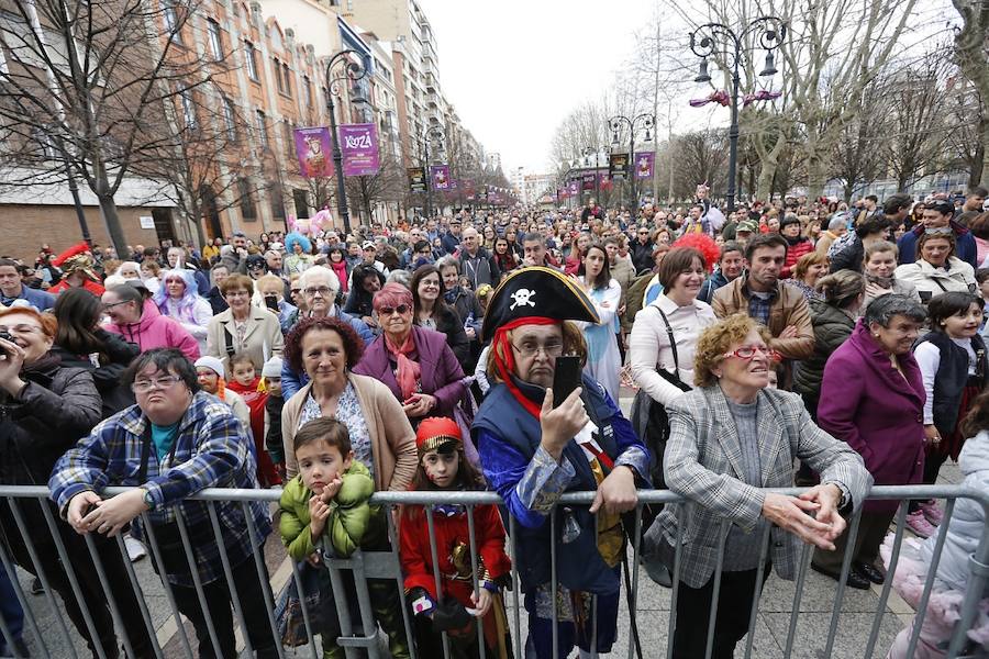 El carnaval gijonés se despide en el paseo de Begoña con la asistencia de numeroso público de todas las edades.