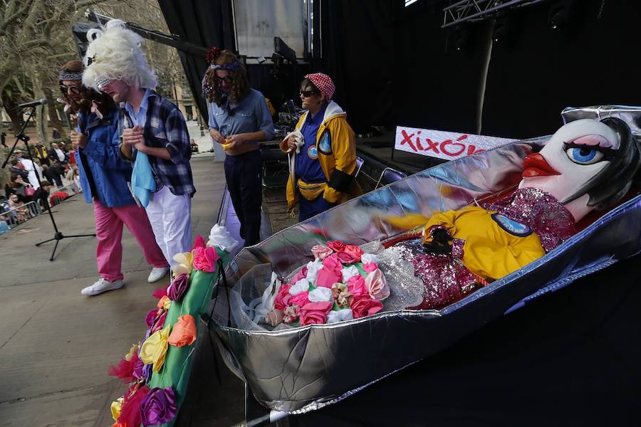 El carnaval gijonés se despide en el paseo de Begoña con la asistencia de numeroso público de todas las edades.