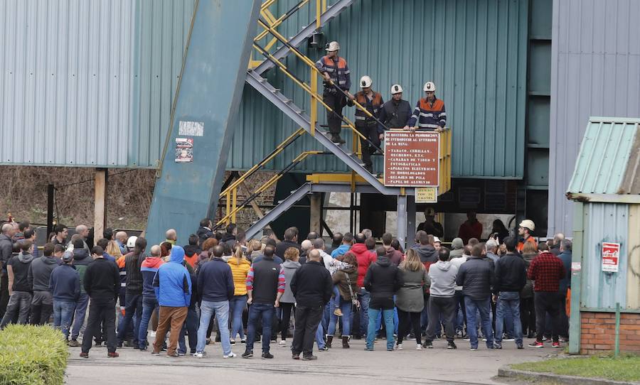 Salen tras seis días de protesta bajo tierra después de que se les comunicase su despido.
