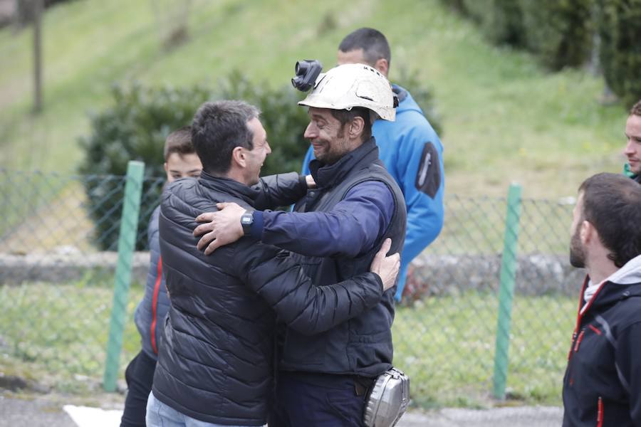 Salen tras seis días de protesta bajo tierra después de que se les comunicase su despido.