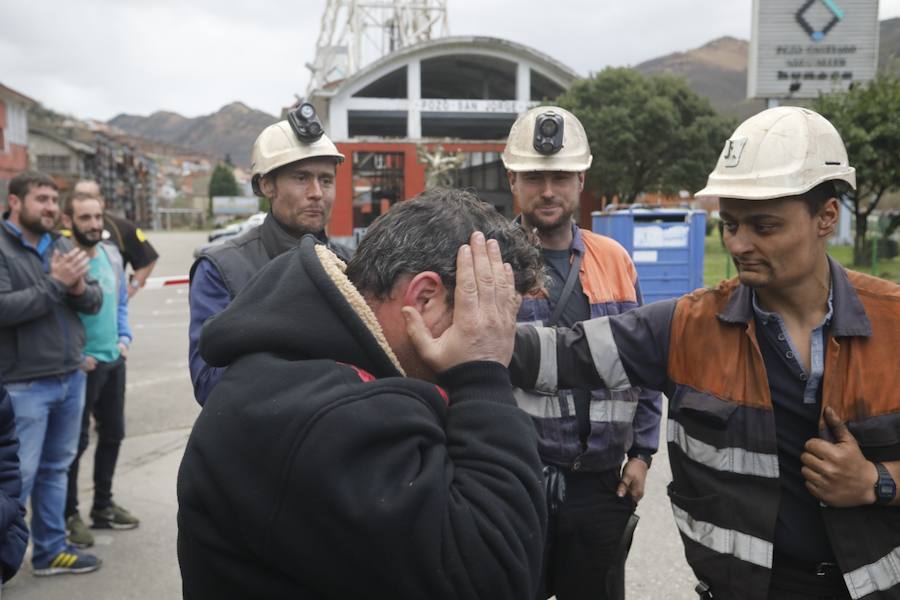 Salen tras seis días de protesta bajo tierra después de que se les comunicase su despido.
