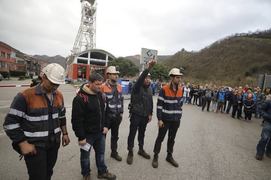 Salen tras seis días de protesta bajo tierra después de que se les comunicase su despido.