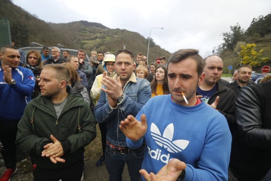 Salen tras seis días de protesta bajo tierra después de que se les comunicase su despido.
