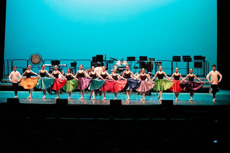 Decenas de alumnos mostraron sus habilidades en el X Concierto de Carnaval del Conservatorio presentado por Ana María Pérez en el teatro de la Laboral. Participaron grupos de Percusión, Danza, Guitarras, Piano y Danza Contemporánea, Clarinetistas Cuentacuentos, Orquesta de Flautas, Coro Más que Jazz, Little Band, Coro Trombones y Coro de Enseñanzas Profesionales.