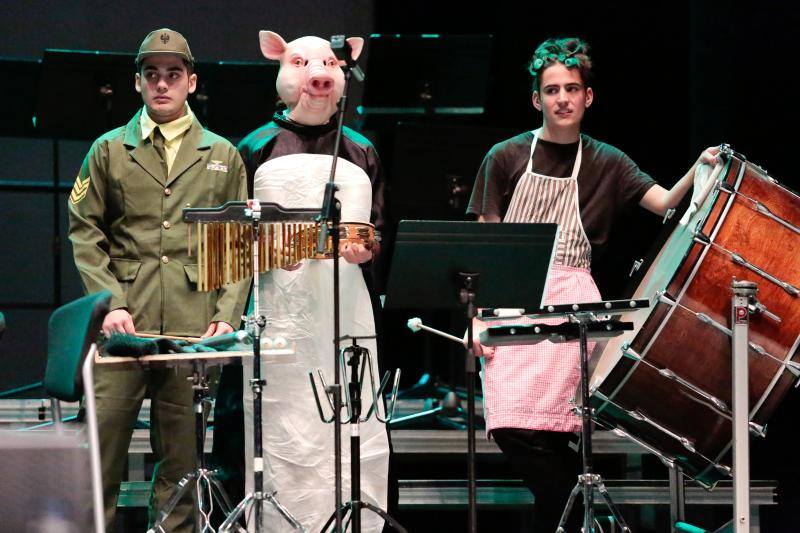 Decenas de alumnos mostraron sus habilidades en el X Concierto de Carnaval del Conservatorio presentado por Ana María Pérez en el teatro de la Laboral. Participaron grupos de Percusión, Danza, Guitarras, Piano y Danza Contemporánea, Clarinetistas Cuentacuentos, Orquesta de Flautas, Coro Más que Jazz, Little Band, Coro Trombones y Coro de Enseñanzas Profesionales.