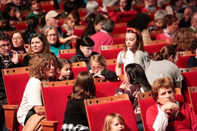 Decenas de alumnos mostraron sus habilidades en el X Concierto de Carnaval del Conservatorio presentado por Ana María Pérez en el teatro de la Laboral. Participaron grupos de Percusión, Danza, Guitarras, Piano y Danza Contemporánea, Clarinetistas Cuentacuentos, Orquesta de Flautas, Coro Más que Jazz, Little Band, Coro Trombones y Coro de Enseñanzas Profesionales.